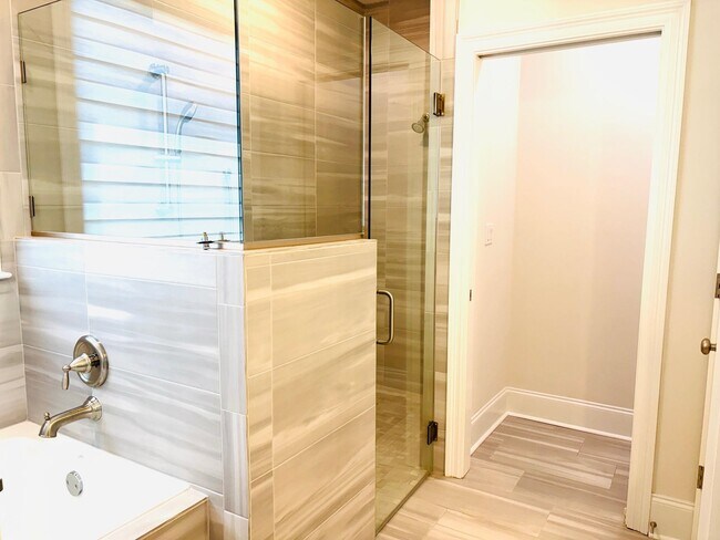 Building Photo - 2506 Blue Ridge Dr