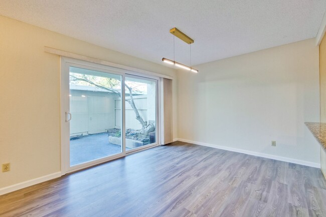 Building Photo - Lovely and Spacious 2BR 2.5BA Condo in Gre...