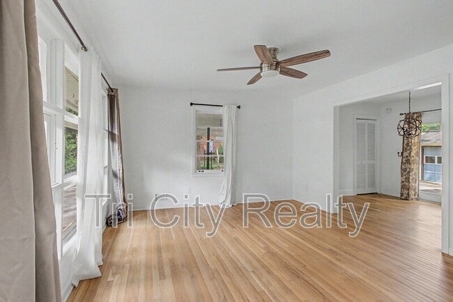 Building Photo - 212 Hilltop Dr