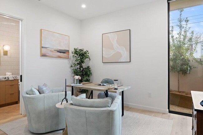 Building Photo - 910 W Johanna St