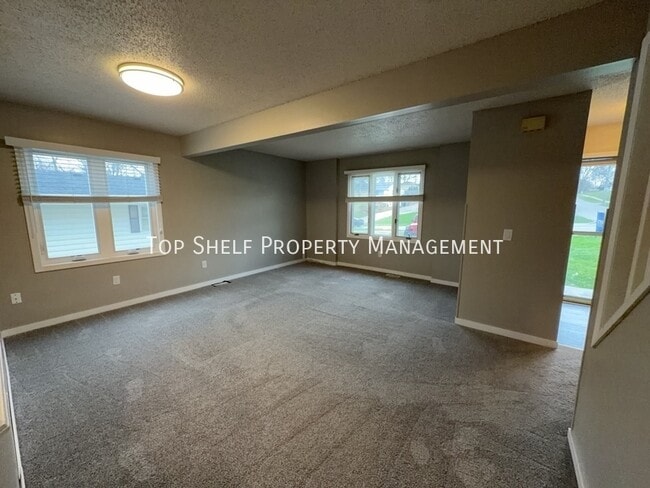 Building Photo - 302 E Park Ave