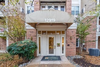 Building Photo - Charming And Well-Maintained 1 Bedr 1 Bath...