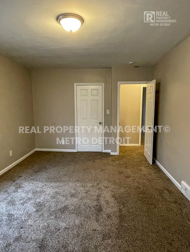 Building Photo - UPDATED TRADITIONAL COLONIAL