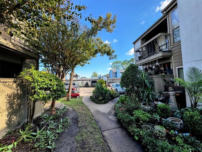 Building Photo - 10053 Westpark Dr