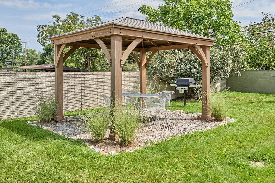 Building Photo - Royal Oak Crossings at Main