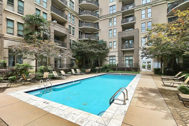 Building Photo - Immaculate and spacious first floor condo ...