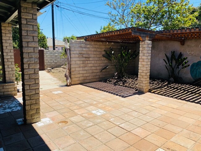 Building Photo - Spacious 3 Bed | 2 Bath Home – Less Than 1...
