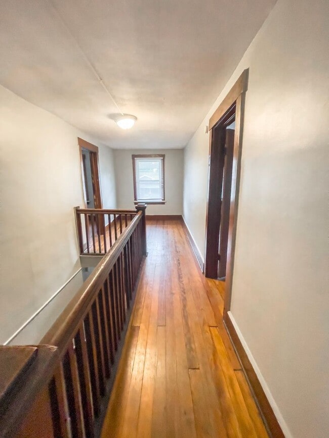 Building Photo - PRELEASING for AUGUST! Close to Campus: Washer and Dryer Included