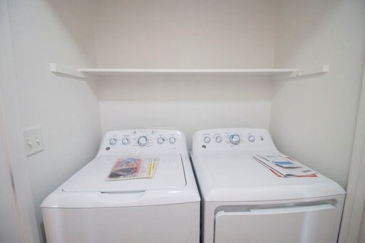 Building Photo - Cute, clean 2 bedroom upstairs apartment with balcony.