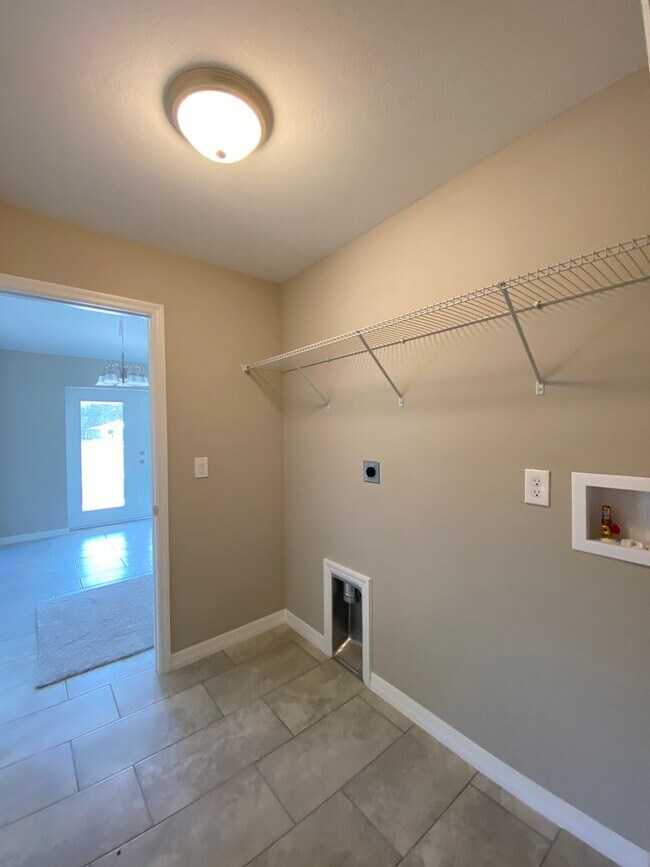 Building Photo - Desirable SE Ocala Neighborhood 3/2/2 *WON'T LAST*