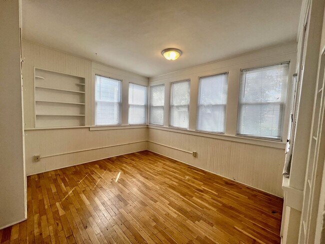 Building Photo - Centrally Located Pet Friendly Unit!
