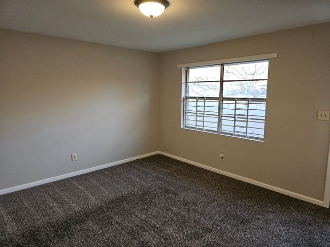 Building Photo - Newly renovated 2 bedroom, 1 bath duplex i...