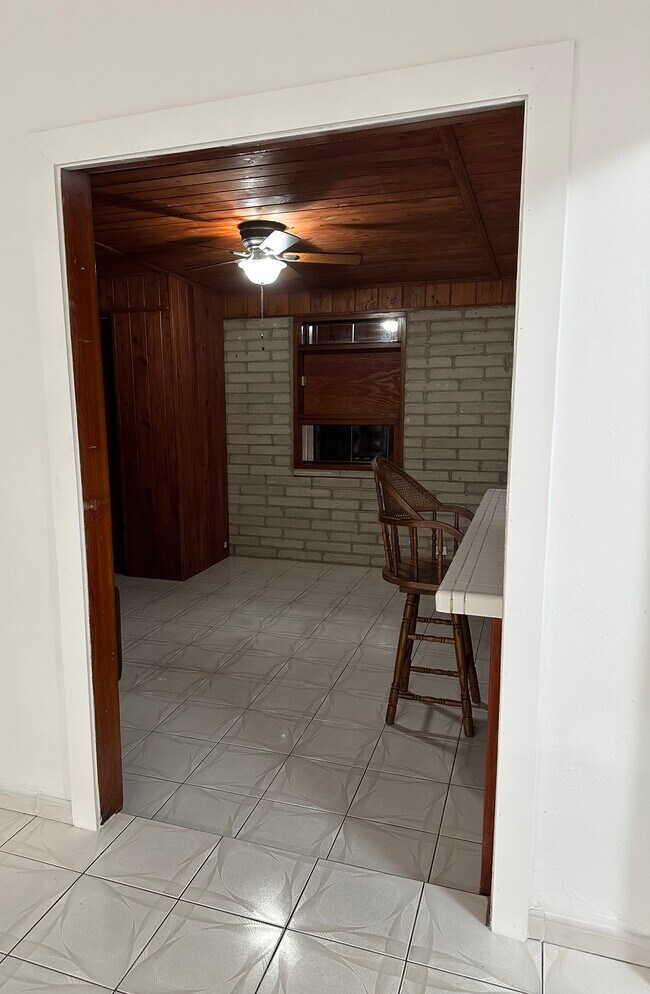 Building Photo - 811 NE 2nd Pl