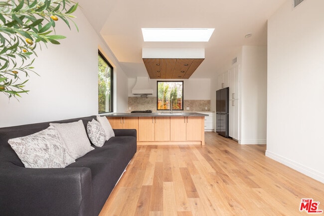 Building Photo - 1095 Chula Vista Pl