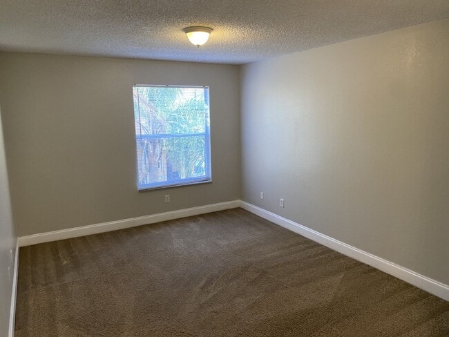 Building Photo - 2 bedroom 2 bathroom