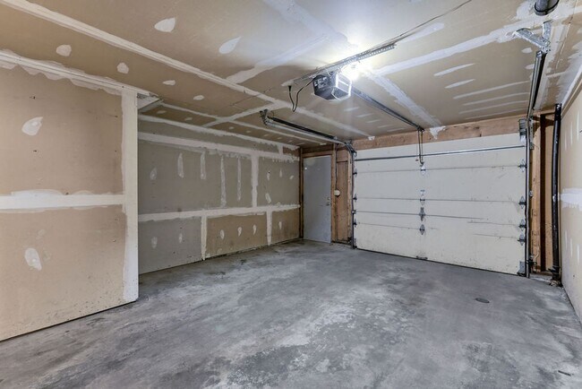 Building Photo - 3200 Azalea Dr