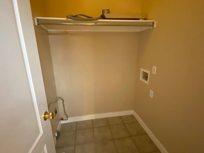 Building Photo - Half Price 1st Month! Beautiful 4 Bedroom 3.5 Bathroom Town Home In Logan