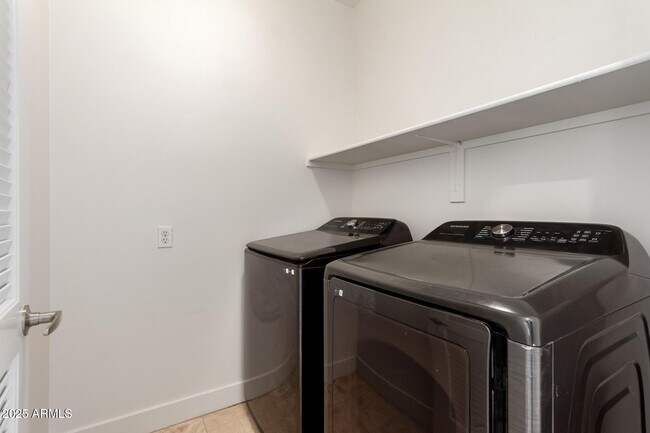 Building Photo - 945 E Playa Del Norte Dr