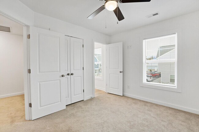 Building Photo - Large 3 story townhome near beach with community POOL and GYM!