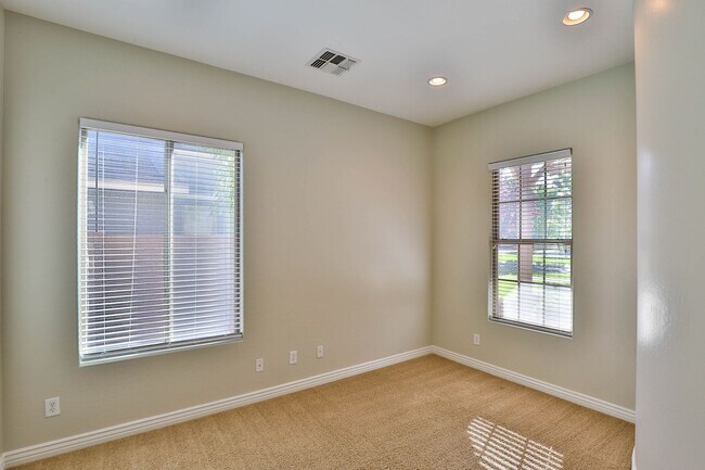 Building Photo - Beautiful Gilbert 4BR/2BA w/ RV Gate, Cove...