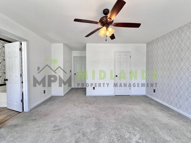 Building Photo - 492 Denman Loop