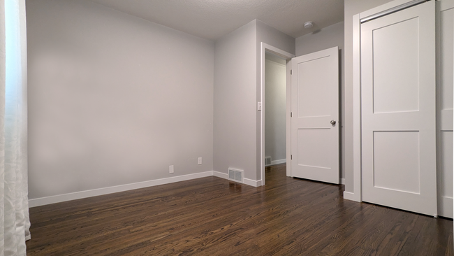 Building Photo - 2621 OAKRIDGE DR SW
