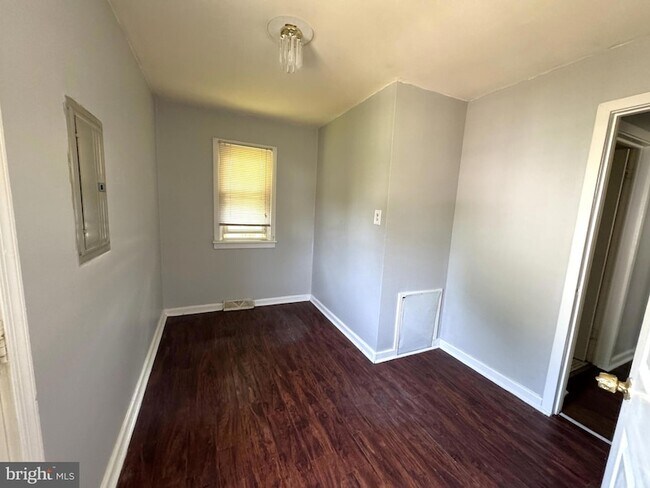 Building Photo - 817 Graisbury Ave