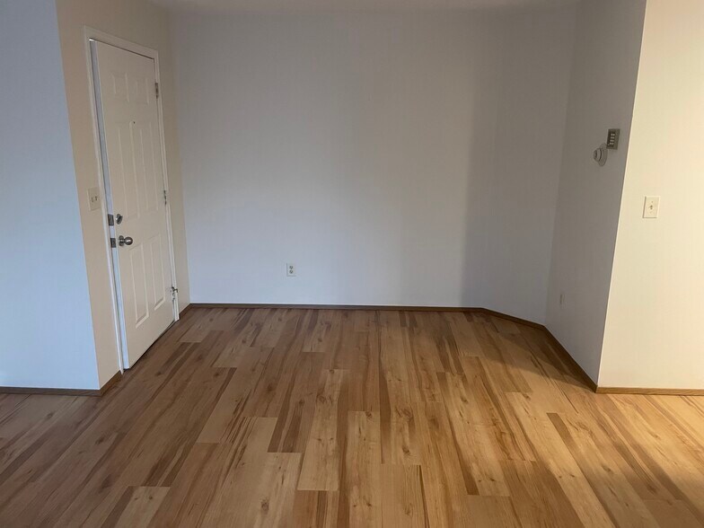 Entry way into livingroom - 9741 Woodlawn Ave N