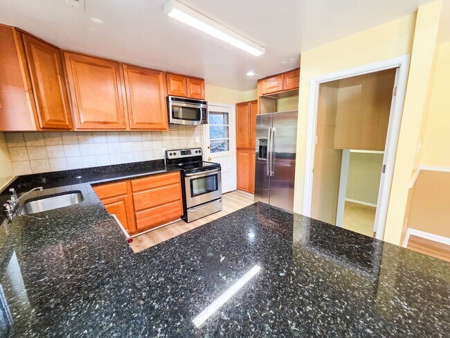 Building Photo - 305 Hillsboro Dr