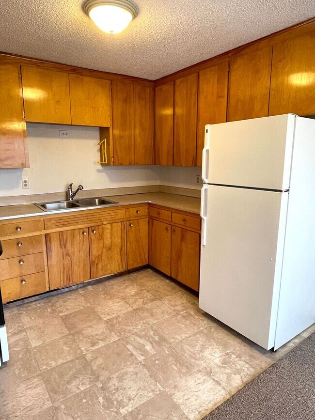 Building Photo - Peaceful 55+ Living | 2 Bed, 1 Bath Apartment with Golf Course Views — Kennewick, WA