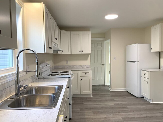 Building Photo - Newly renovated 4 bed/2.5 bath single fami...