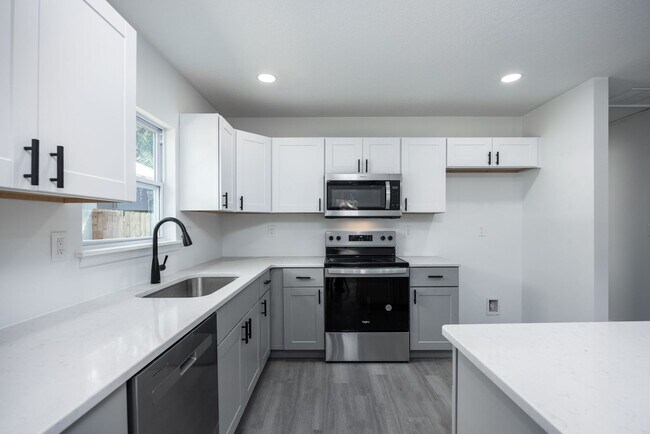 Building Photo - Spacious 4BR/2BA Home in Gainesville’s Heart