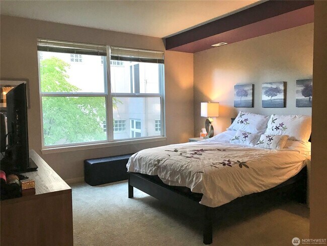Building Photo - 2bd/2ba Kirkland Condo