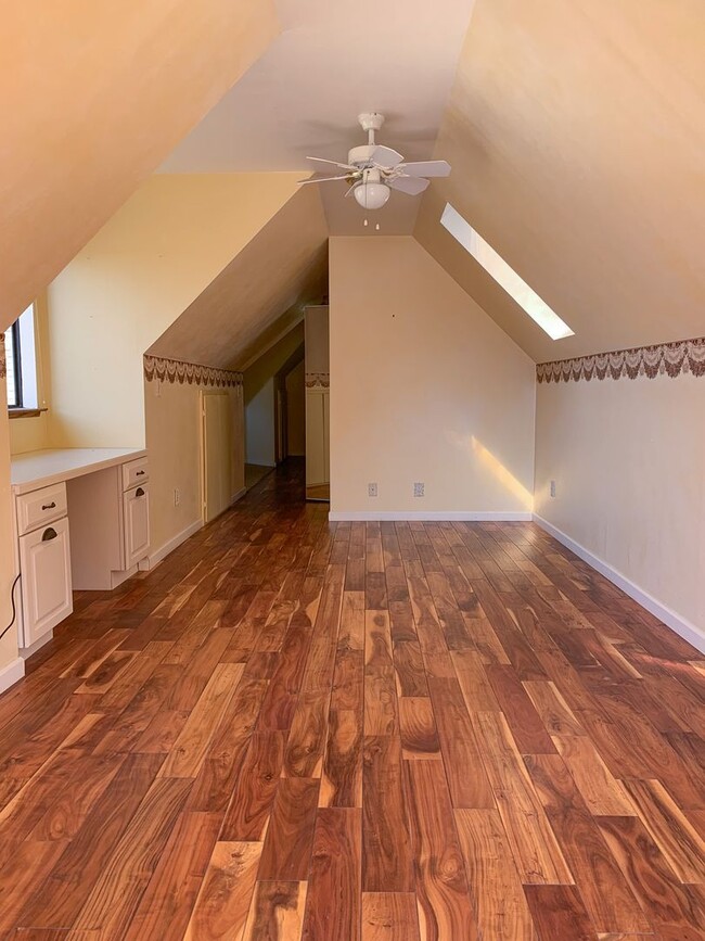 Building Photo - 2 Bedroom Country Home in Hollister