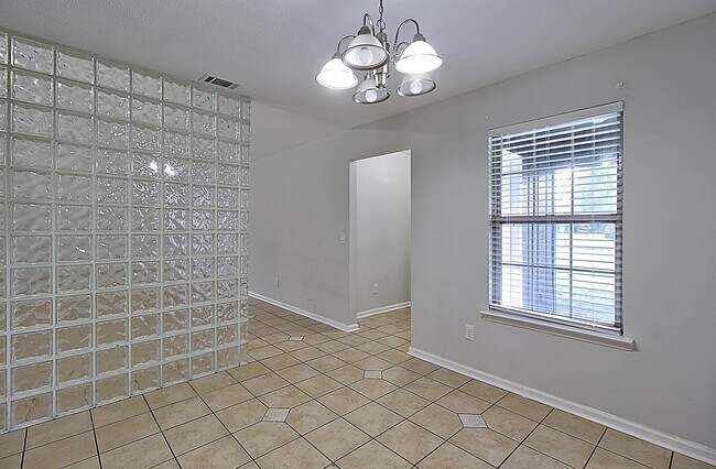 Building Photo - 815 Sagewood Dr