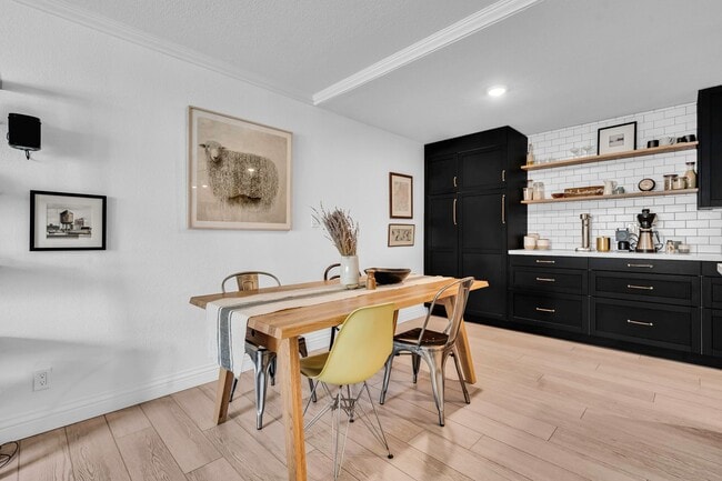 Building Photo - Luxe 1 BR Adam's Point Condo Available Now