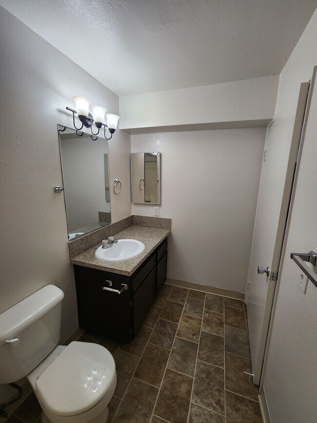 Building Photo - Gorgeous and Comfortable - Dual Master Suites - 2BD/2BA - East Mission Valley