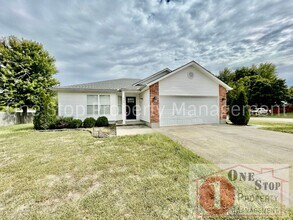 Building Photo - 715 SW Graystone Dr