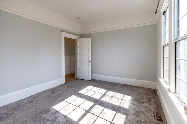 Building Photo - Large updated 2 bedroom, walk to Downtown,...