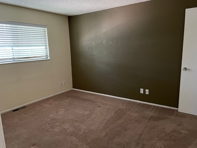 Building Photo - Cute 3 bedroom, 2 bathroom available in Sp...