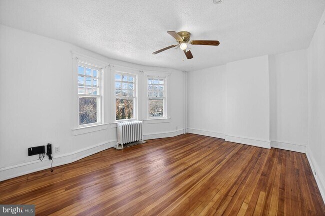 Building Photo - 713 Monmouth St