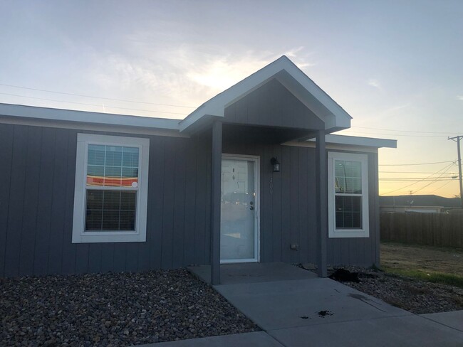 Building Photo - 1/2 OFF FIRST MONTHS RENT!! 3 bedroom 2 ba...