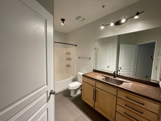 Building Photo - Upscale Condo In Park West