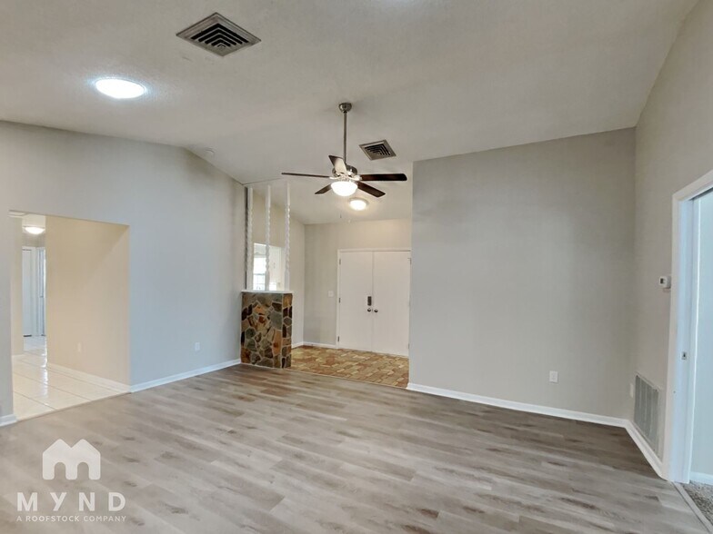 Building Photo - 11136 Mercedes St