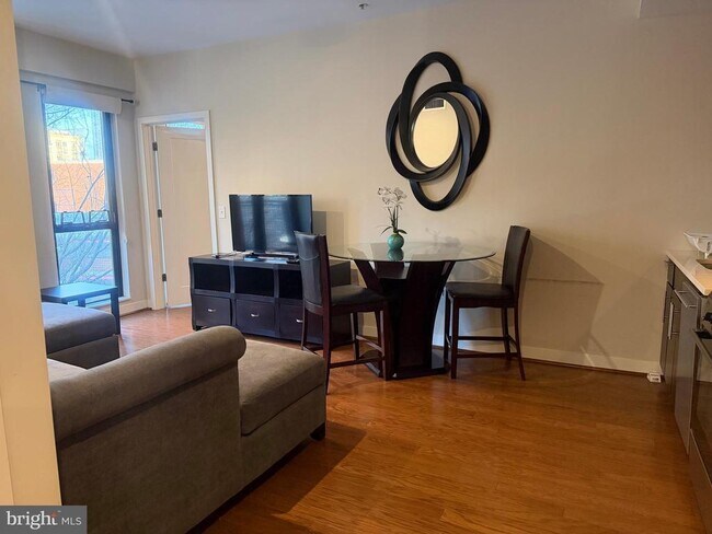 Building Photo - 1320 Fenwick Ln