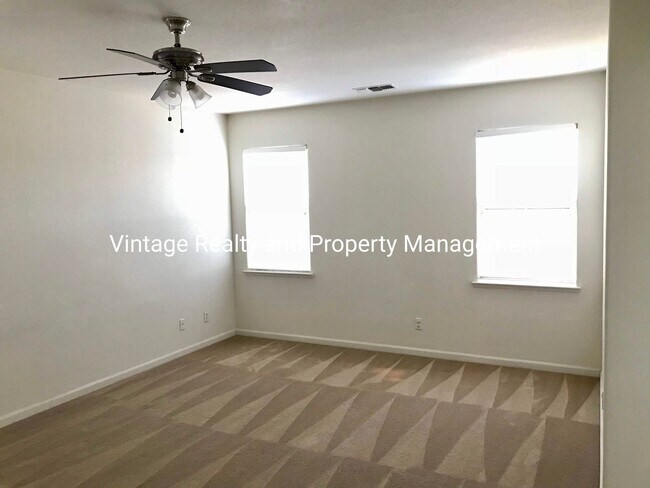 Building Photo - 244 Lazy Ridge Ave