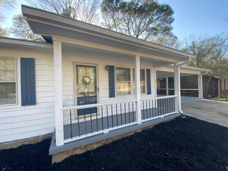 Building Photo - 1015 Eastview Rd NE