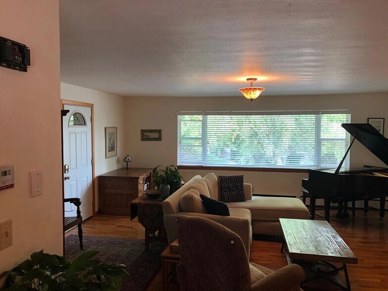 Building Photo - 1002 N 5th St