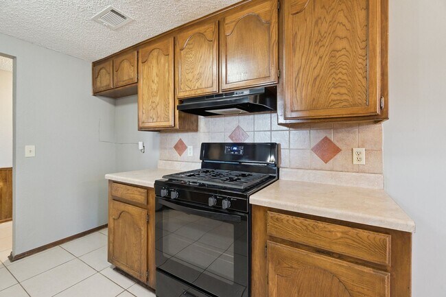 Building Photo - 1205 Swan Lake Rd