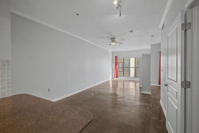 Building Photo - Penthouse-level 1 bed / 1 bath Condo at Bristol on Broadway